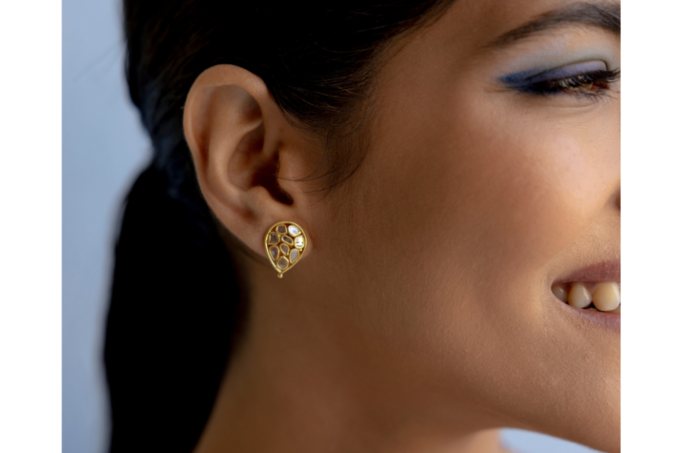 Araanz by Tribhovandas Bhimji Zaveri Delhi 18KT Yellow Gold, Diamond and  American Diamond Stud Earrings for Women : Amazon.in: Fashion